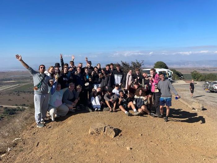 משלחת בנות ובני נוער מזיגן ביקרה אצל חבריה מעמק חפר