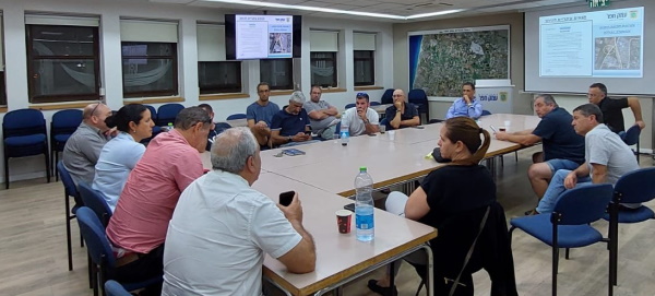 משתתפי מפגש המשך להצגת תהליכי העבודה והרישוי של "האגנים הירוקים" 