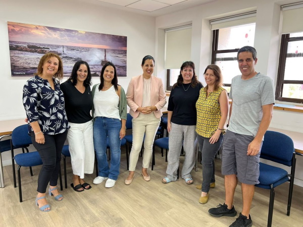 משתתפי הפגישה שקיימו ראשת המועצה ד"ר גלית שאול, מנהלת אגף החינוך ירונה פוליטי ונציגים נוספים מאגף החינוך ועמותת הספורט עם אילנית ועופרה אברמוביץ', מייסדת ומנהלת מאמנט