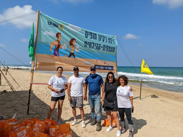משתתפים בריצת ניקוי חופים עם ראשת המועצה ד"ר גלית שאול