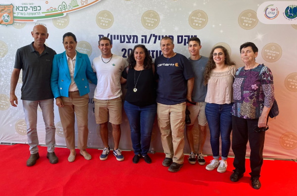 יאיר רזניק מחגלה עם בני משפחתו וראשת המועצה ד"ר גלית שאול