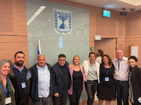 משתתפי ועדת הכלכלה, שעסקה בשינוי בתכנית להקים תחנת רכבת באזור המועצות עמק חפר ומנשה