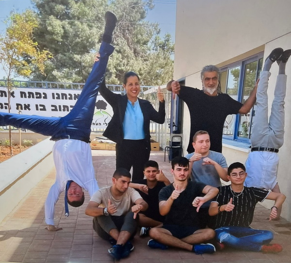 ראשת המועצה ד"ר גלית שאול, בתמונה שצולמה לפני כחודשיים עם תלמידי בית הספר "בנימין רוטמן שבילי העמק" החדש שבמתחם יכון
