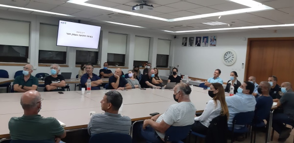 משתתפי מפגש חירום בנושא בעיות התנועה והפקקים בעמק חפר