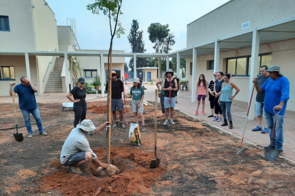 אירועי שתילה בבית הספר בנימין רוטמן שבילי העמק