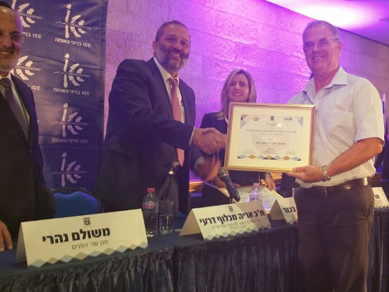        ראש המועצה רני אידן מקבל את הפרס משר הפנים אריה דרעי