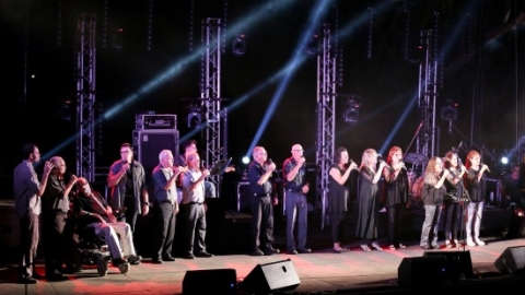 גדי גדיש שר עם מקהלת העוגן. כוכב הערב