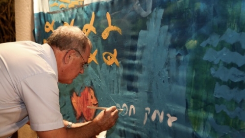 	ראש המועצה רני אידן מצייר על קיר הציור הנודד