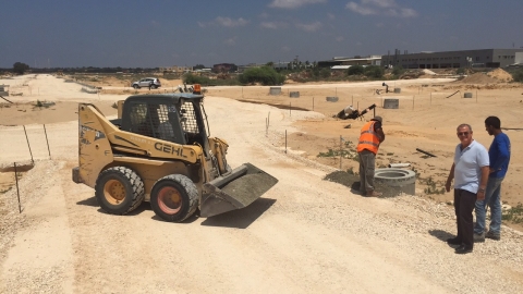 	ראש המועצה בוחן את עבודות הפיתוח בפארק התעשיות. אבן שואבת לעסקים משמעותיים