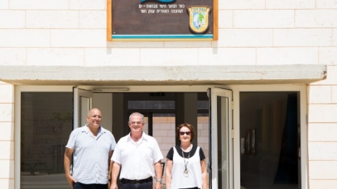 מנהלת אגף החינוך חינה קורן, ראש המועצה רני אידן ומנהל בית הספר רמות ים החדש אשר קסו
