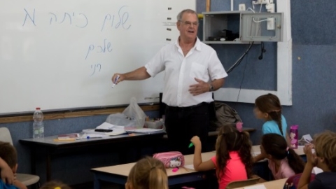 ראש המועצה רני אידן עם תלמידי כיתה א בבית הספר, בית יצחק צילומים: נורית מוזס