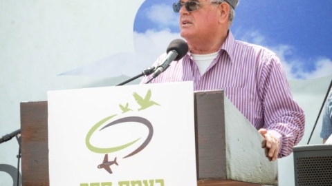 ראש המועצה נושא דברים בהפנינג. צילומים- חן ליאופלד