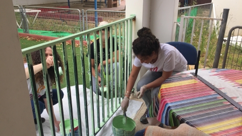 בני נוער במועדון איילנד בבת חפר, בשיתוף עובדי חברת סיסקו, משפצים את מבנה המועדון ואת הגינה