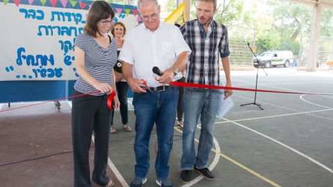 ראש המועצה גוזר את הסרט - לציון פתיחת ביהס החדש במעברות