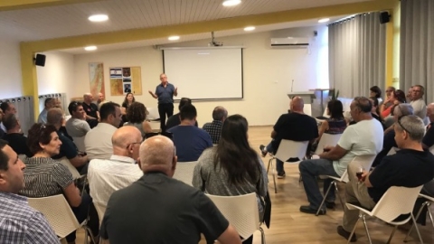 ראשי היישובים בהרמת הכוסית עם ראש המועצה
