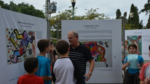 ראש המועצה משוחח עם תלמידי בית הספר על עבודתם