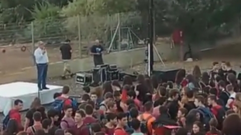 ראש המועצה רני אידן נושא דברים בביהס קדם