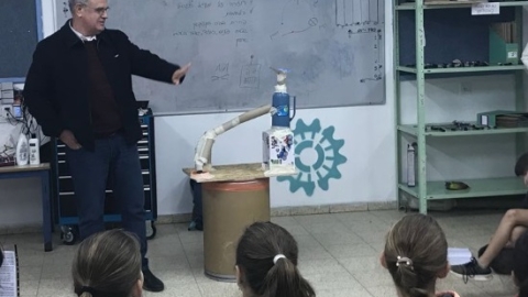 	ראש המועצה, רני אידן, עם תלמידים בבית הספר