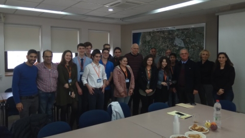 	בני הנוער ובכירי המועצה בתמונה קבוצתית