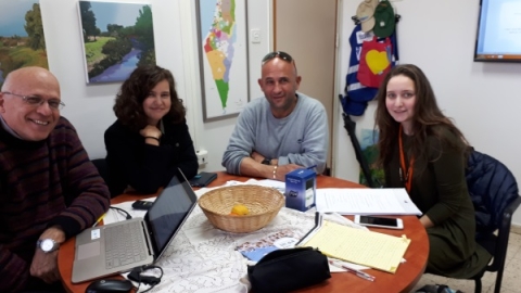 בתמונה (מימין): קרן סידורובסקי, מנהל מחלקת הספורט פיליפ סימון, טל ארזי וסגן ראש המועצה אלדד שלם