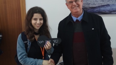 	ראש המועצה רני אידן מעניק את מפתח המועצה למחליפתו ענבל עמיר