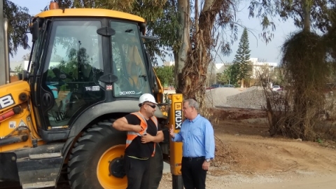 	ראש המועצה בוחן את העבודות בין הרחבת כפר ויתקין לחופית