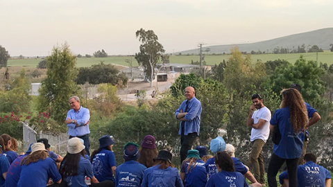 	ראש המועצה וסגנו משוחחים עם החניכים