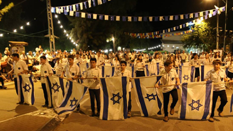 	כפר הראה לובש דגלים