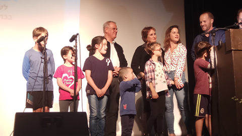 	חינה קורן, בני משפחתה וראש המועצה רני אידן, בערב ההוקרה