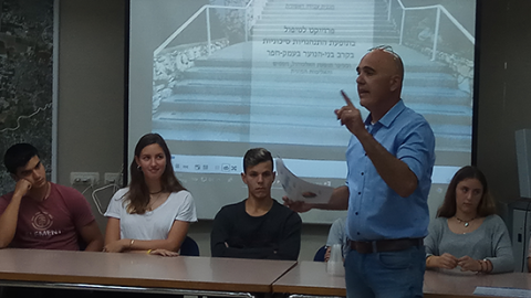 	שאול עקביה ובני נוער מהנהגות תיכוני עמק חפר שהשתתפו בפאנל