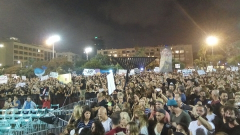 	המונים בעצרת