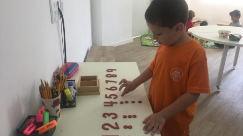 	ילד משחק