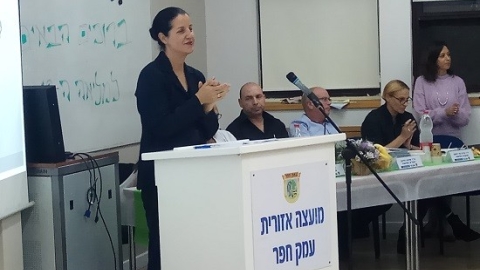 ראשת המועצה דר גלית שאול מברכת.jpg