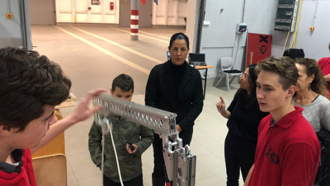 ראשת מועצת עמק חפר וחברים בנבחרת הרובוטיקה בנעורים, באירוע הפתיחה של תוכנית.png