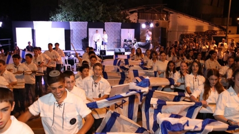 חוגגים בכפר הראה.jpg