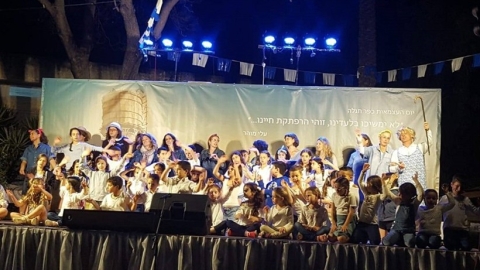 הדור הצעיר בחגלה.jpg