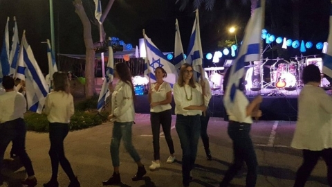 תהלוכת דגלים בעולותיים.jpg
