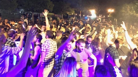 חוגגים בבית יצחק.jpg