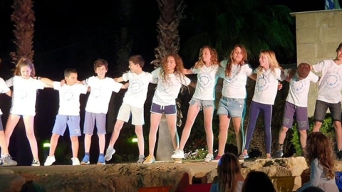 הנוער מופיע במכמורת.jpg