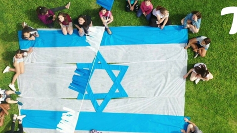 ילדי המעפיל בתמונה המסורתית.jpg